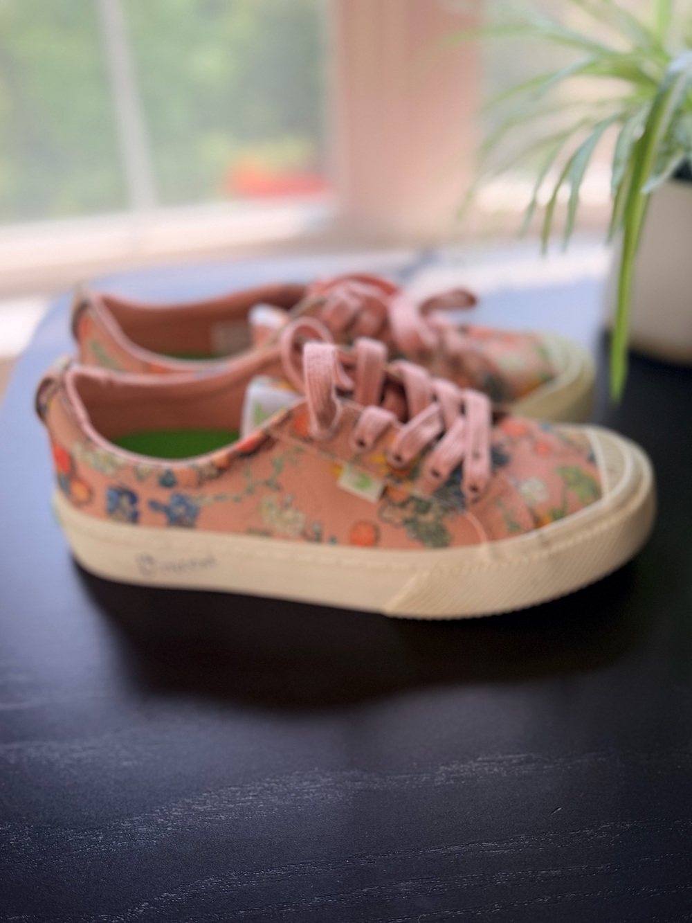 Cariuma Womens VGM OCA Low Jubilee 50 Sneaker US 6 Pink Canvas Flower Print - Picture 2 of 8